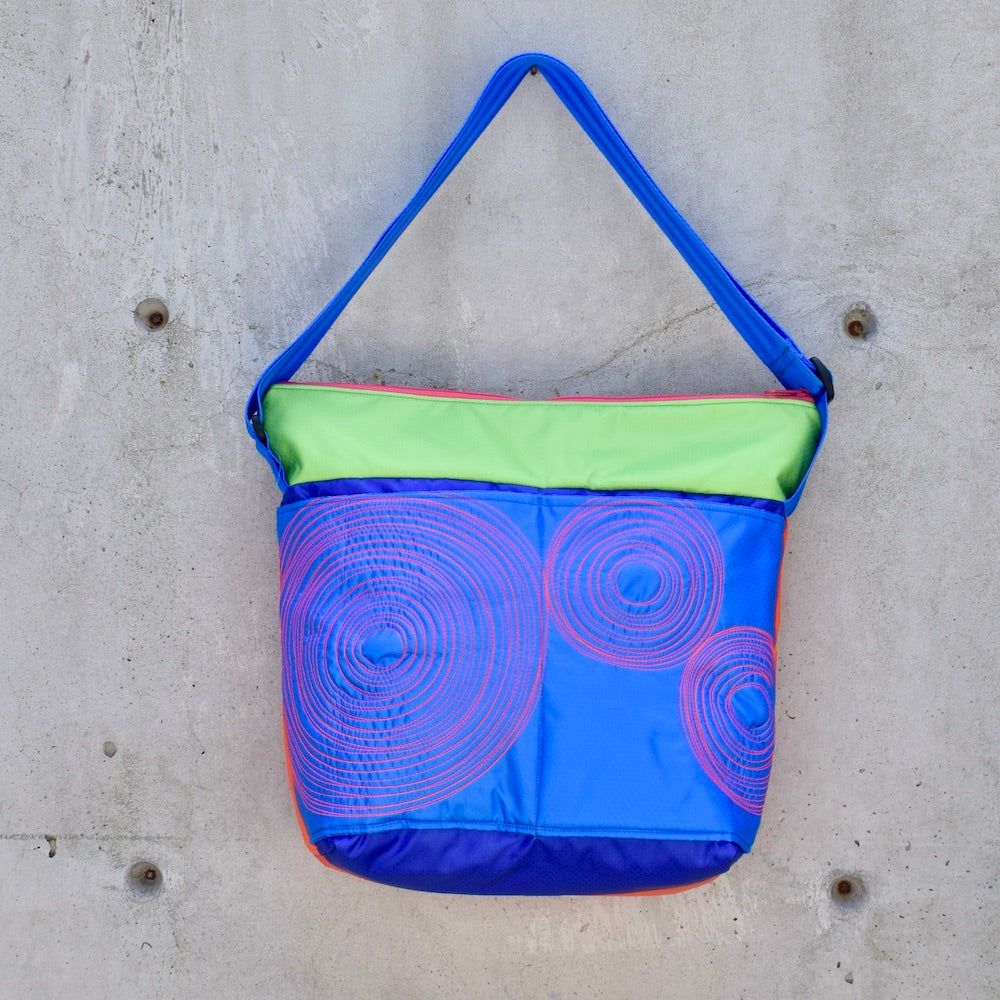 large zippered bag with outer pockets: blue/purple/lime (23-31)