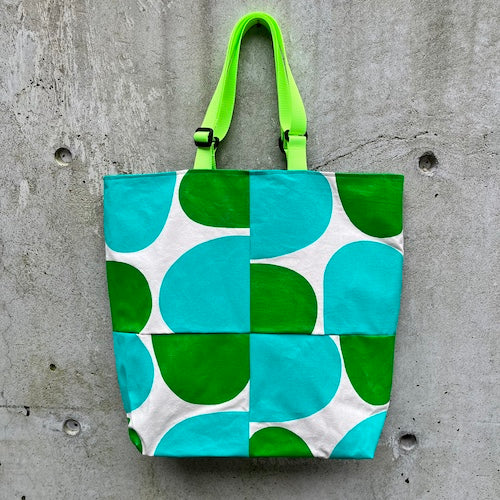 tote with adjustable handles