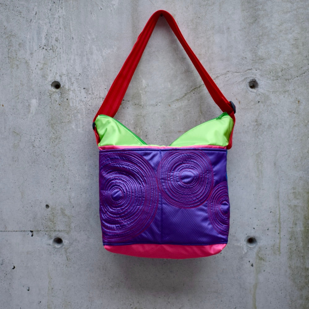 large zippered bag with outer pockets: dark plum/pink/lime (23-5)