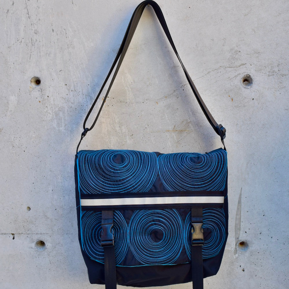courier bag: black with turquoise