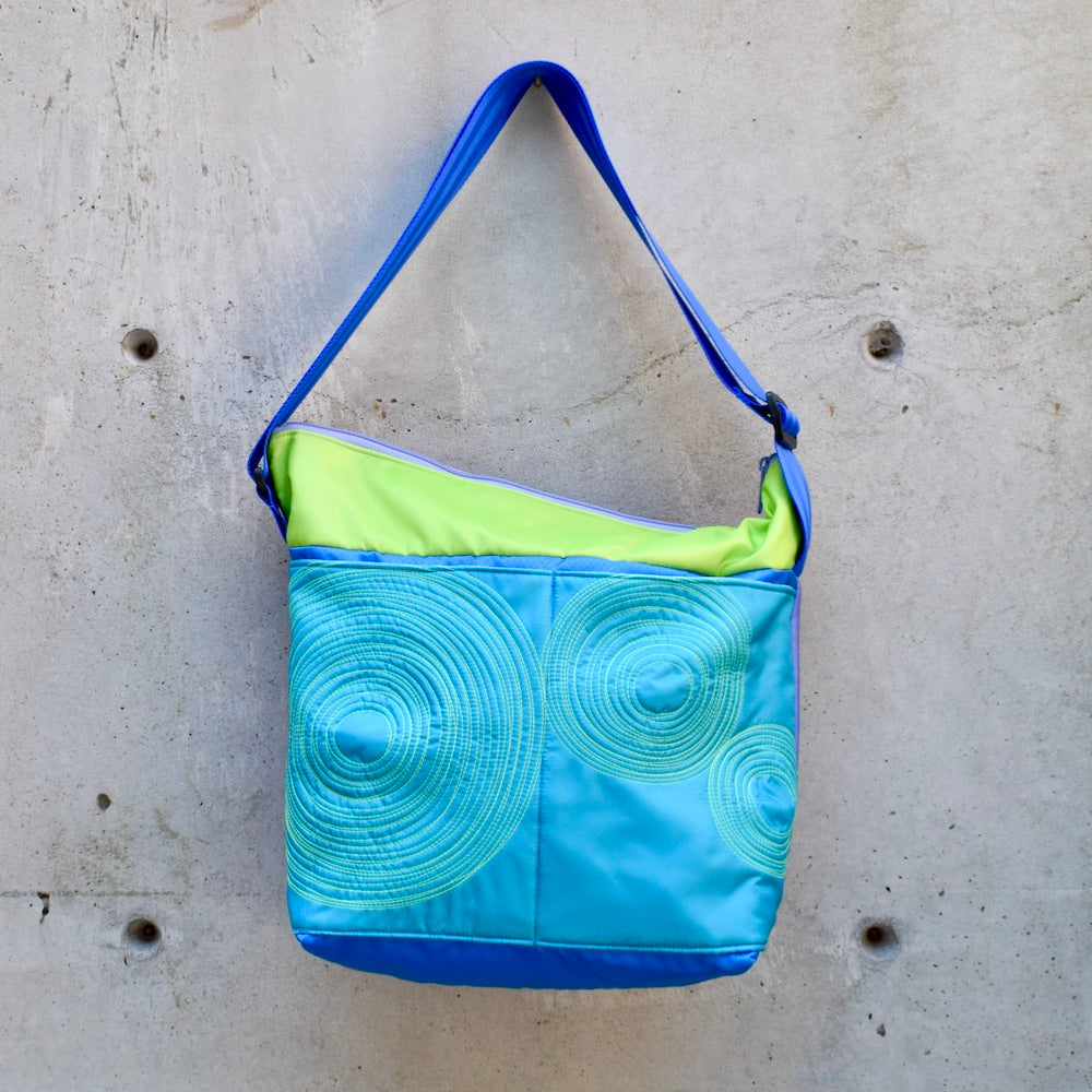large zippered bag with outer pockets: teal/blue/lime (22-32)
